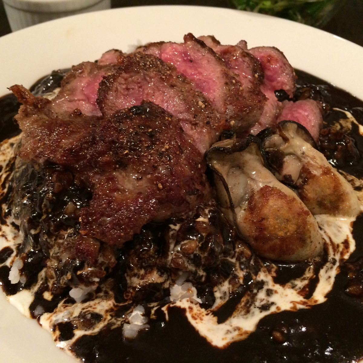 牛肉のステーキのせ黒いカレー