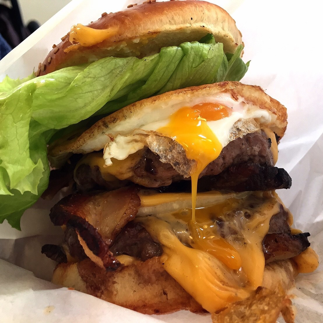 ダブルパテベーコンチーズエッグバーガー