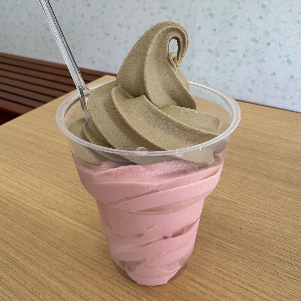 ほうじ茶いちごソフト