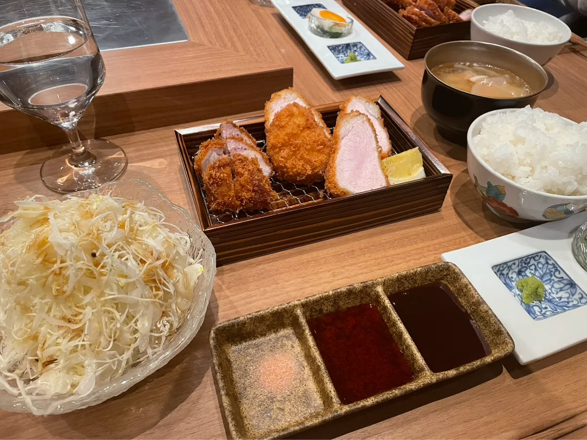 六白黒豚 上ヒレ、上ロース食べ比べ定食(210g)